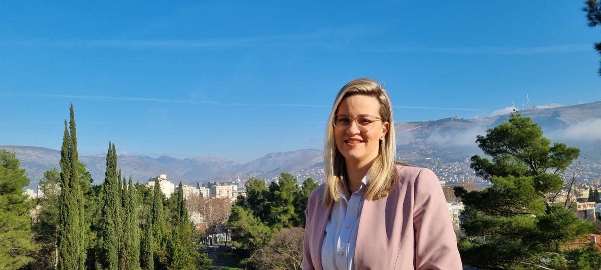 CoricEmina's tweet photo. Sretan ti Dan oslobođenja, voljeni grade!
Sloboda stiže na kraju zime, 
procvaće bajam i biće ljeto, 
i dan će dobit' crveno ime, 
k'o Mostar toplo, k'o život sveto.
Februari toplo dišu, 
u pticama iznad vode, 
što po nebu krilom 
pišu ime sunca i slobode.
❤️🌹 https://t.co/GuXdRoO1cF