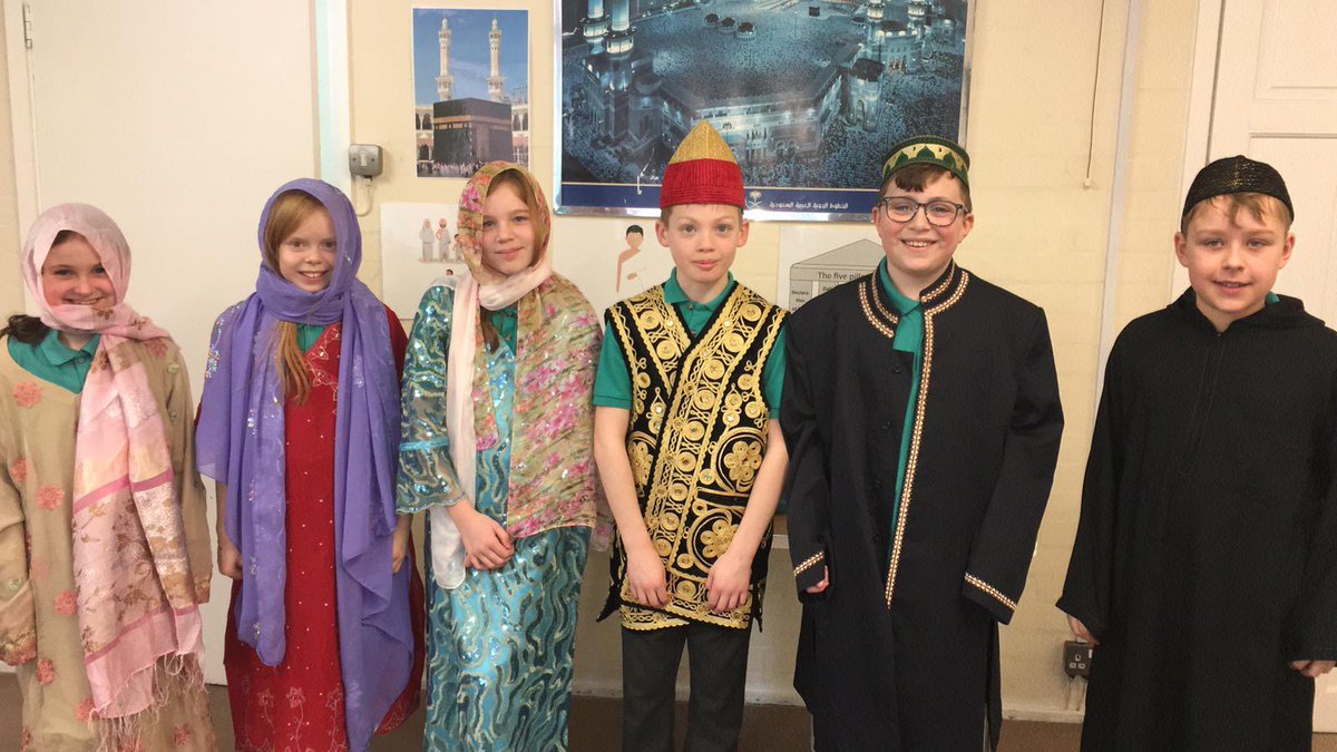 Class 4 had a wonderful visit to Cheadle Masjid mosque. We learned about prayer and the features of the mosque. Pupils thought about charity and wrote their names in Arabic. Finally, we learned about pilgrimage and wore traditional clothing. What a fantastic day! @CheadleMasjid