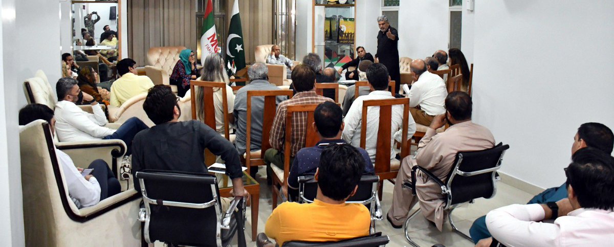 Nadirqureshi's tweet photo. ایم کیو ایم پاکستان کے عارضی مرکز بہادرآباد میں مردم شماری کے حوالے سے رابطہ کمیٹی اور شعبہ جات کا اجلاس ہوا، جس میں سینئر ڈپٹی کنوینر فاروق ستار بھائی، ڈپٹی کنوینر انیس قائم خانی بھائی و دیگر نے مردم شماری کے حوالے حکمت عملی طے کی۔
#MQMPakistan https://t.co/54E4pNhw5U