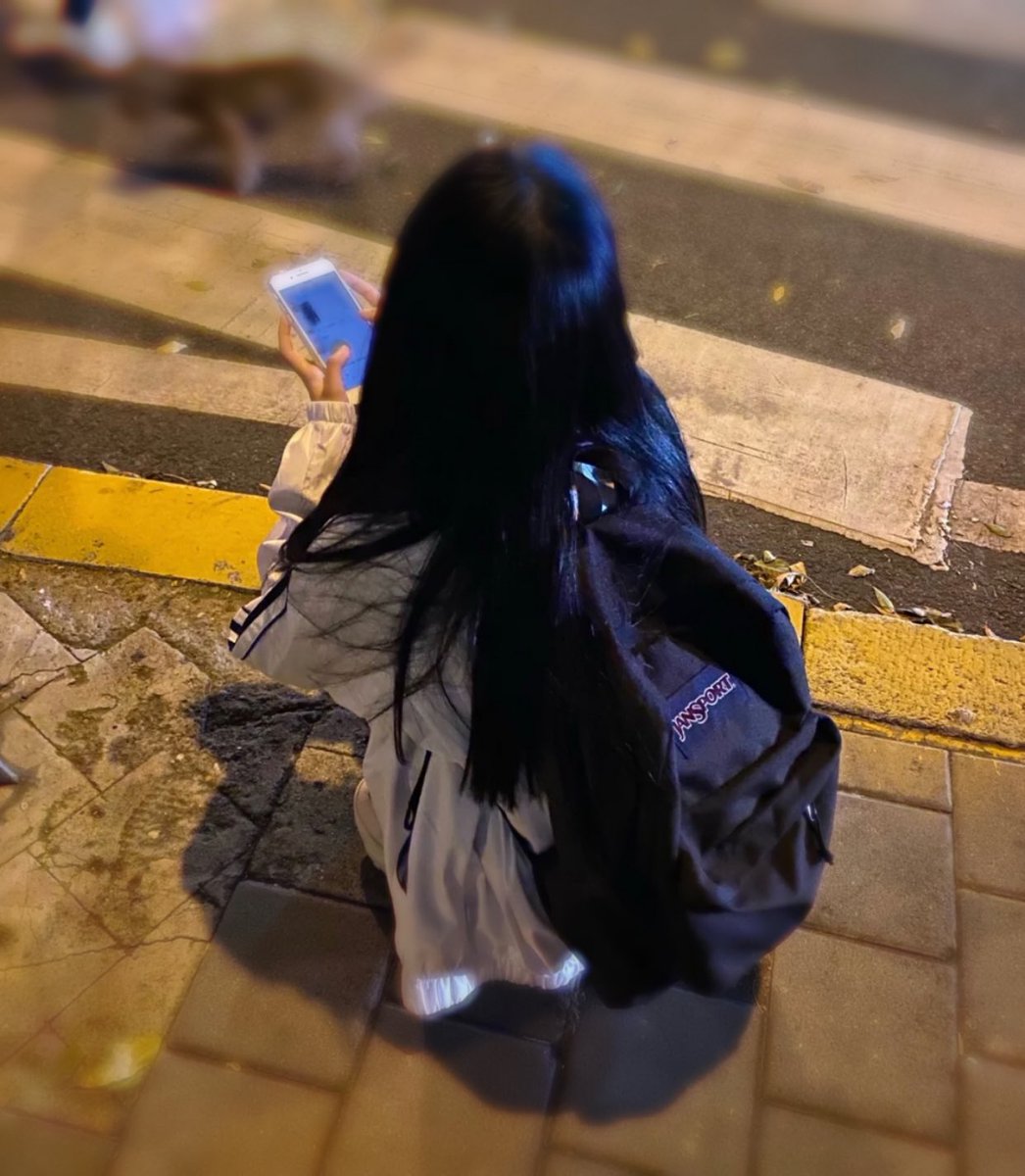 我就這樣蹲在路邊 看誰要把我帶回家 https://t.co/Ho15U7EpxC
