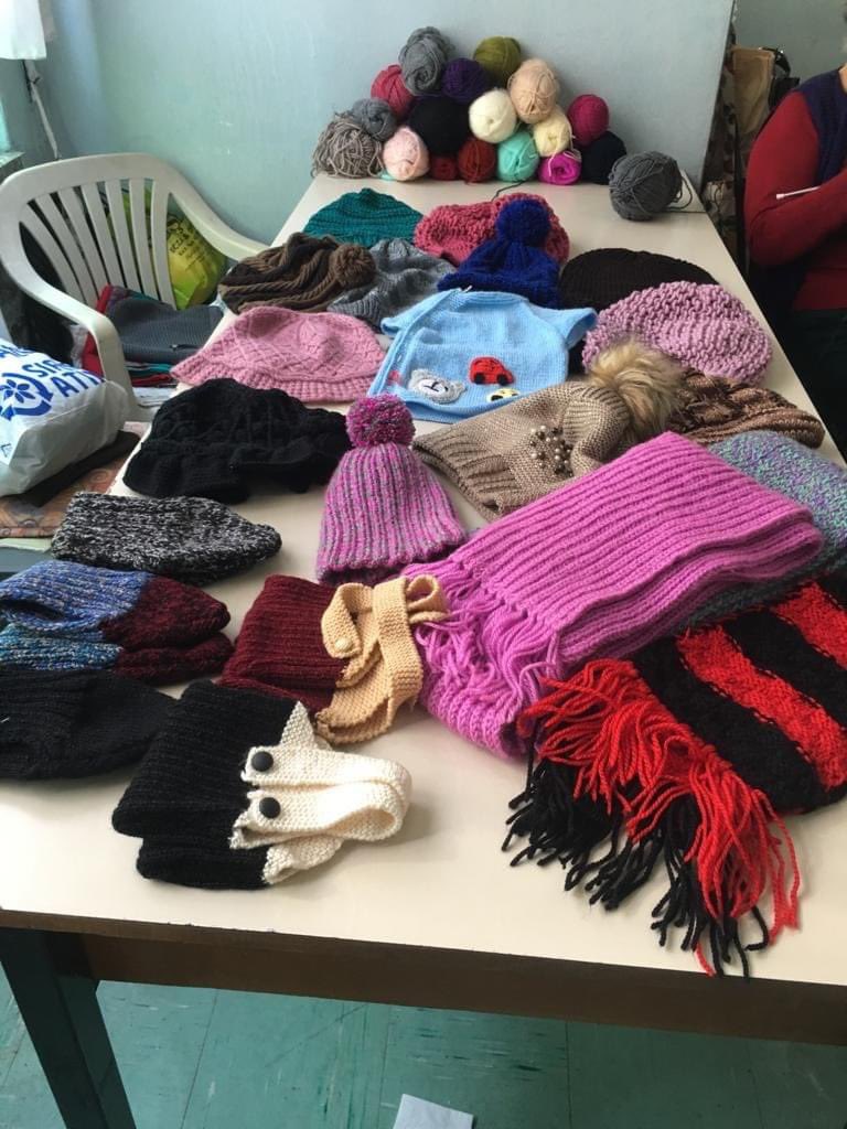 BafraHEM's tweet photo. "Zorluklar sevgiyle aşılır"
 Bugün ki yardim çalışmalarımızın  küçük misafirleri  depremzede kardesleri icin ürettiler, oyuncak kuklalar takdire şayan.sizinle gurur duyuyoruz. İyi ki varsınız.#HepBirlikteTürkiye https://t.co/eya6H1Yxce