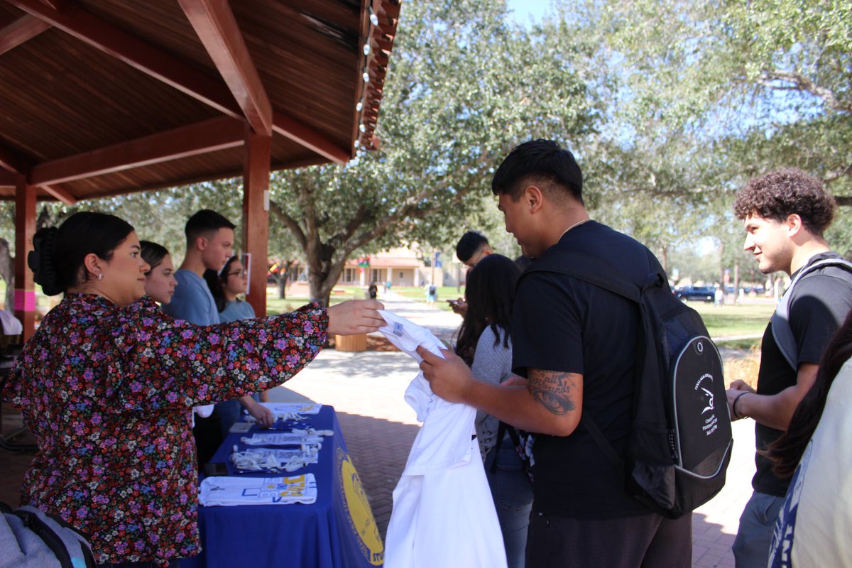 Today, SGA gave out free spirit shirts to students to increase school pride around campus! 🐗

#tamuksga #freetshirts