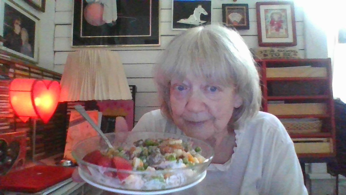 Vista15's tweet photo. Tried to do a Foodie, but it would't take.  So I did a one shot.
So, what have I got here? Not my Mama's Peas &amp; Cheese Salad...My own! It's loaded with Ham, Mushrooms, Sweet Potatoes, Green Onions, Garlic, Celery Seed, Poppy Seed, Ground Pecans, Honey in the Mayo and Strawberries https://t.co/PKdtadYEMQ
