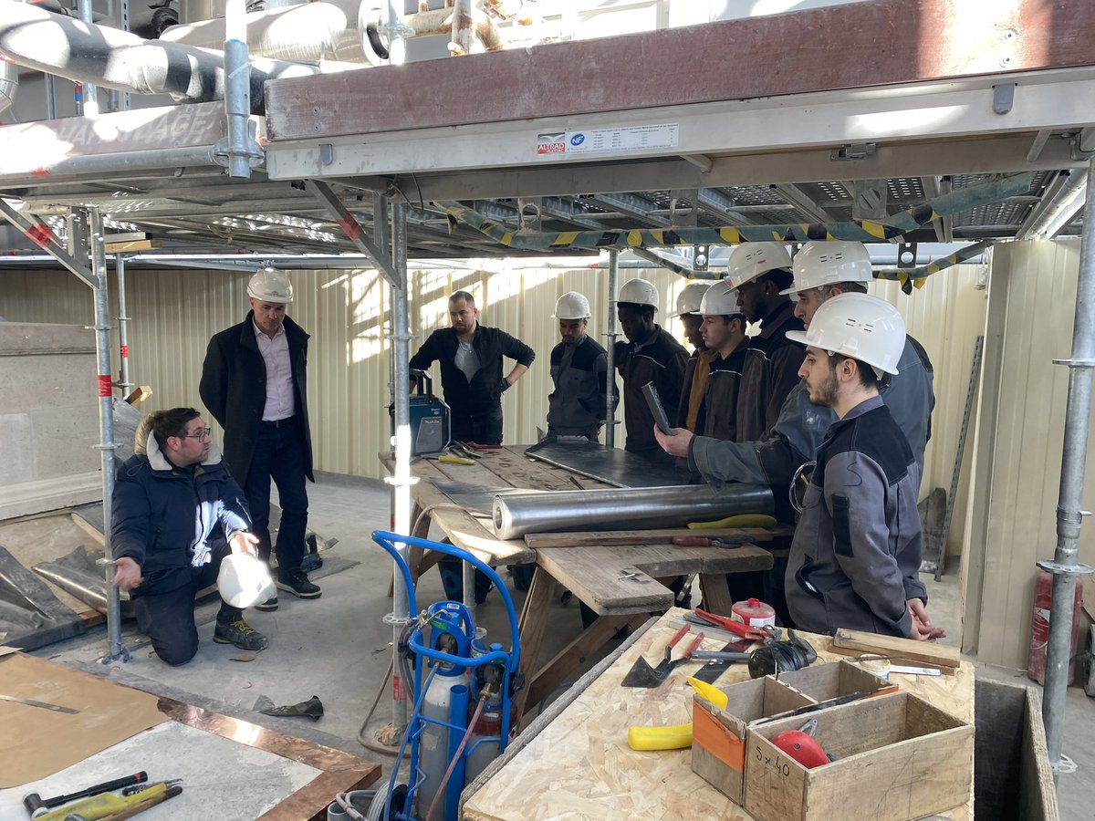 des_monnet's tweet photo. Présence des élèves du CAP COUVREUR sur les toits du #ChâteaudeVersailles. Le savoir faire aux sommets de la restauration. #Lavoiepro en fête. Partenariat actif et réussi avec le #campusdeVersailles. L’excellence active des métiers du patrimoine au #lyceeJeanMonnet. https://t.co/BcERhteeFe
