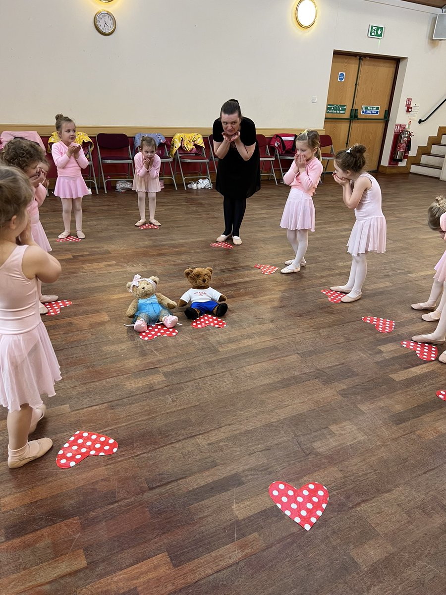antheaking2's tweet photo. A St Valentine’s themed class with heart balloons to take home, Sharing the love on this special day ❤️.
#antheamkingschoolofdancing #danceschooloftheyear2023
#tututuesday #stvalentinesday
#themedclass
#melodybear #SharingTheLove https://t.co/nj3WLdFcxS