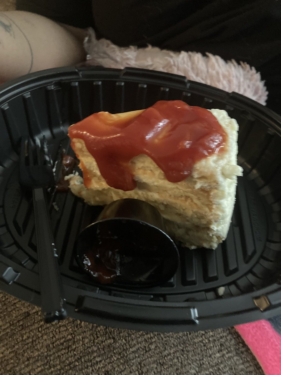 myheart2urs's tweet photo. i don’t know if this is some sick fucking joke @redrobinburgers but one of your employees put fucking ketchup on my cake https://t.co/HDor7uNOtj