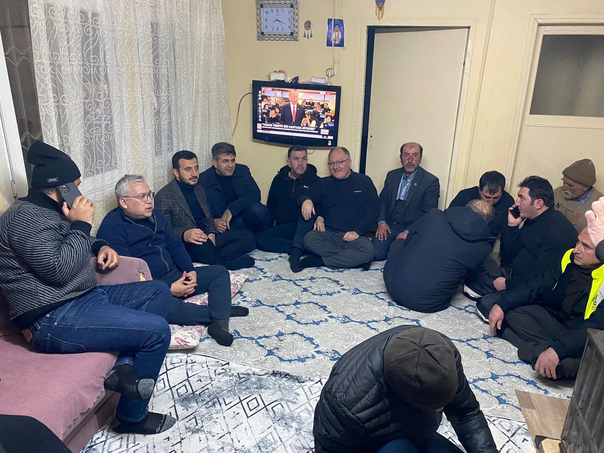 sivasvaliligi's tweet photo. 📍 Erkenek

Valimiz Sn. Yılmaz Şimşek, depremden etkilenen Doğanşehir ilçesi Erkenek mahallesini ziyaret etti.

Afet evleri ve çadır kenti gezerek depremzede vatandaşlarımızla sohbet eden Valimiz Şimşek, devletimizin tüm imkanlarıyla yanlarında olduklarını söyledi. https://t.co/aEUZmUMkNg