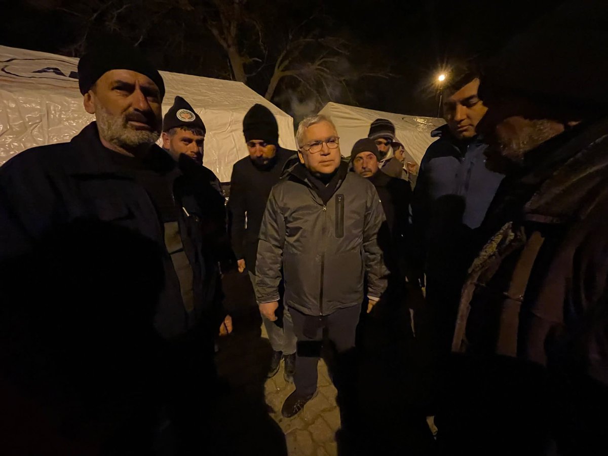 sivasvaliligi's tweet photo. 📍 Erkenek

Valimiz Sn. Yılmaz Şimşek, depremden etkilenen Doğanşehir ilçesi Erkenek mahallesini ziyaret etti.

Afet evleri ve çadır kenti gezerek depremzede vatandaşlarımızla sohbet eden Valimiz Şimşek, devletimizin tüm imkanlarıyla yanlarında olduklarını söyledi. https://t.co/aEUZmUMkNg