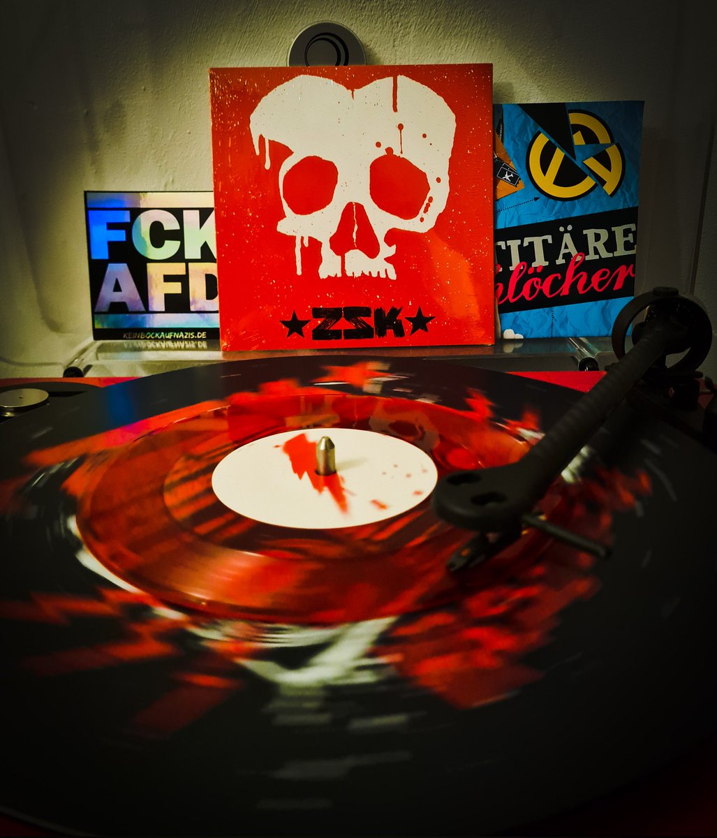 RocknRoller2019's tweet photo. Every band should have this simple message.

"Fuck Fascism".

#zsk #Germanpunk #punkrock https://t.co/gWTjZqnq1N