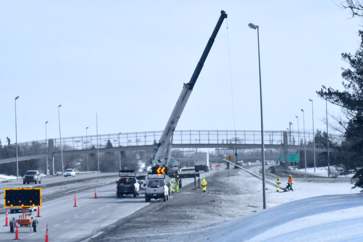 CityofRegina's tweet photo. Our crews are out repairing expressway lights on roads like Ring Road, Arcola Avenue &amp; Lewvan Drive to help ensure the safety of drivers at night. Lights are being replaced with LED bulbs for a more sustainable solution. 💡 

Please remember to slow down 🐌 around work zones. https://t.co/3BEaZhpWhx