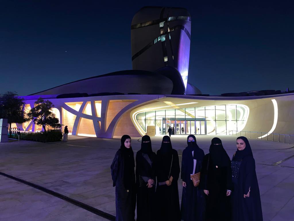 نظمت #عمادة_شؤون_الطلاب زيارة لعدد من طلبة #جامعة_الإمام الموهوبين والمتفوقين إلى مركز الملك عبدالعزيز الثقافي العالمي #إثراء ، وتجول الوفد الطلابي في العديد من مرافق المركز الثقافية بإشراف من وكيلة العمادة لشؤون الطالبات د.عهود المنيع، والمشرفين أ.فيصل الدوسري وأ.ولاء البدر.