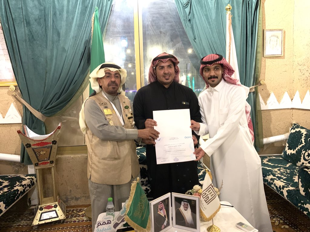 T_dilaam's tweet photo. كرمت جمعية همم شبابية ممثلة في مدير وحدة التطوع أ/ أحمد الدريهم بالجمعية إدارة قرية الدّلم التراثية وأعضاء القرية المشاركين في برنامج معالجة التشوه البصري بمحافظة #الدلم

@hemm1116 
@MOCHeritage 
#قرية_الدلم_التراثية https://t.co/twngKKLJgL