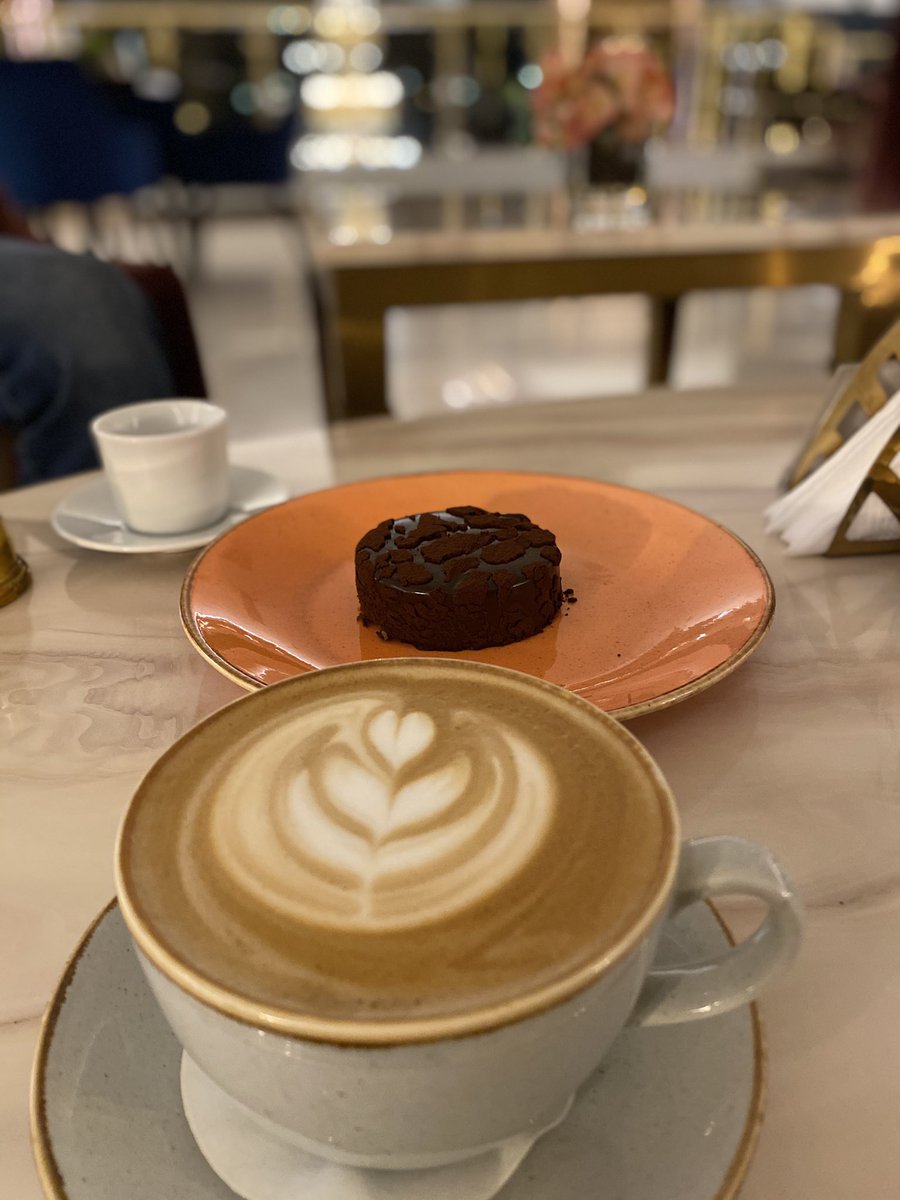 أعتذر للأيام التي كنت أقضيها بدونكِ لم أكن أعرف أن في الحياة شخص يعادل الحياة