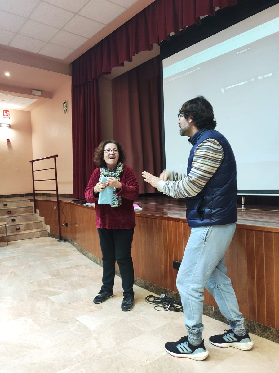 carmelitestgn's tweet photo. #PAVC Avui, l'equip de parvulari finalitzem el curs: "Llegir per parlar. L'aprenentatge de la llengua oral a partir dels contes i dels àlbums il•lustrats". Gràcies Àngels, ha estat molt interessant i profitós. 
#somifemescola
#aprenemfent 
#viucarmelites https://t.co/wFE8Ey7XUf