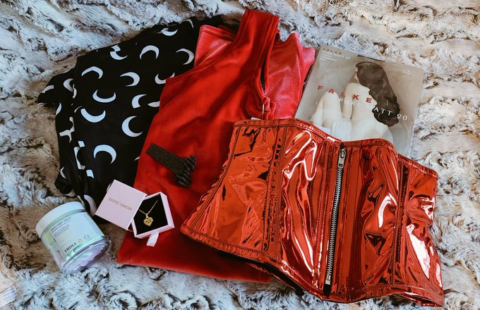 A collection of V-day gifts from my pets. https://t.co/W8uLv7QxMl<a href="/tag/wickedretreat"class="tags"><span>#wickedretreat</span></a>