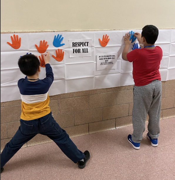 ps131K15's tweet photo. Students are enjoying showing Kindness for "Respect For All Week" by creating cool hands with positive messages for their peers. #HighFiveMonday
@StamatinaH @KarenWatts729 @NYCDOED15 https://t.co/xRIatoSYnY