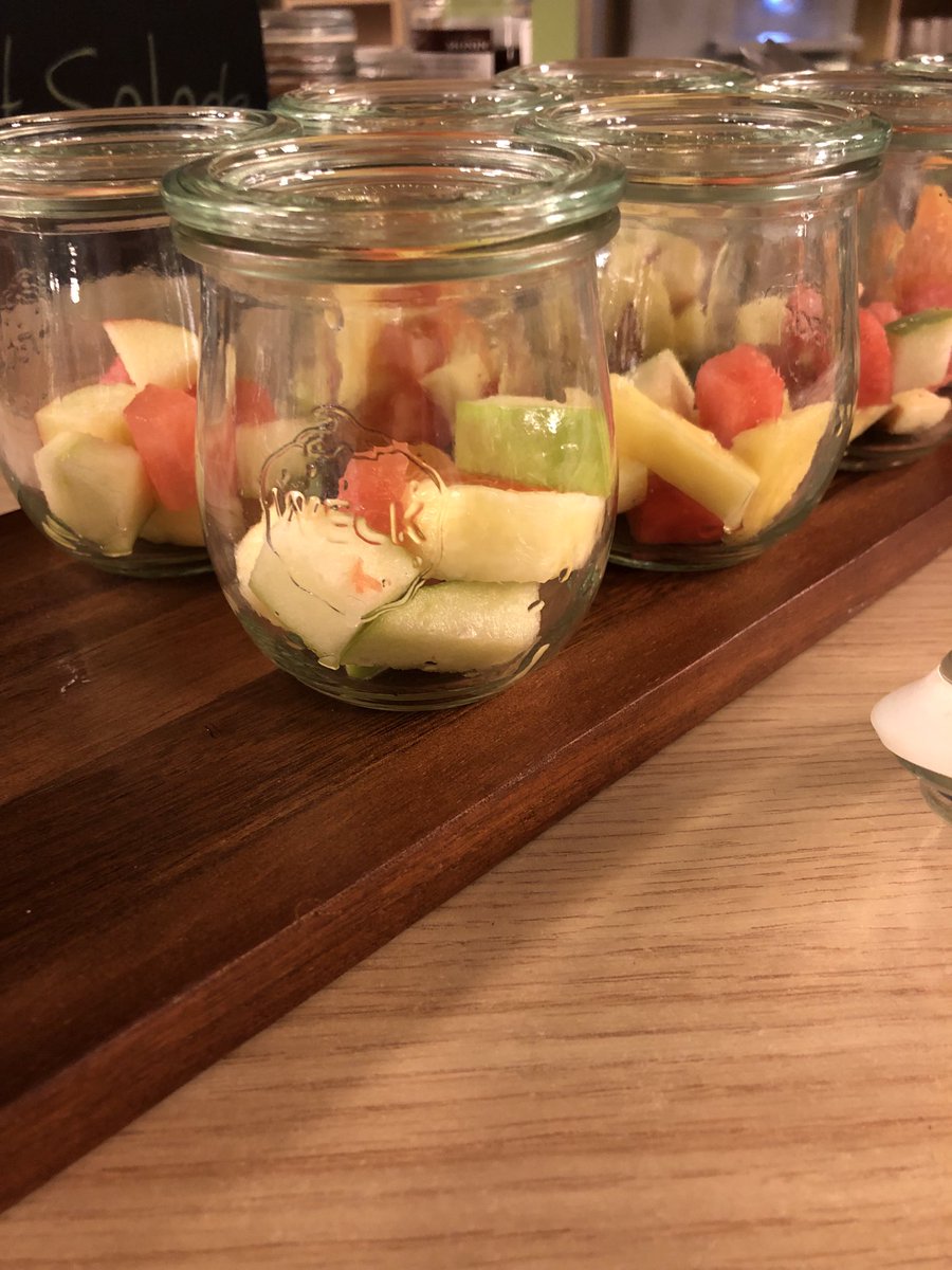 Joop_de_Hoog's tweet image. Genieten van een klein bakje fruit op de kennisdag kleinfruit van ⁦@Holland_Fyto⁩. Dank ⁦@CertisBelchimNL⁩ , ⁦@BayerCropNL⁩ , ⁦@HortiProBV⁩ , #FMC , ⁦@UPLBenelux⁩ , #Nufarm en ⁦@BASFagronl⁩ voor jullie bijdrage aan deze dag!