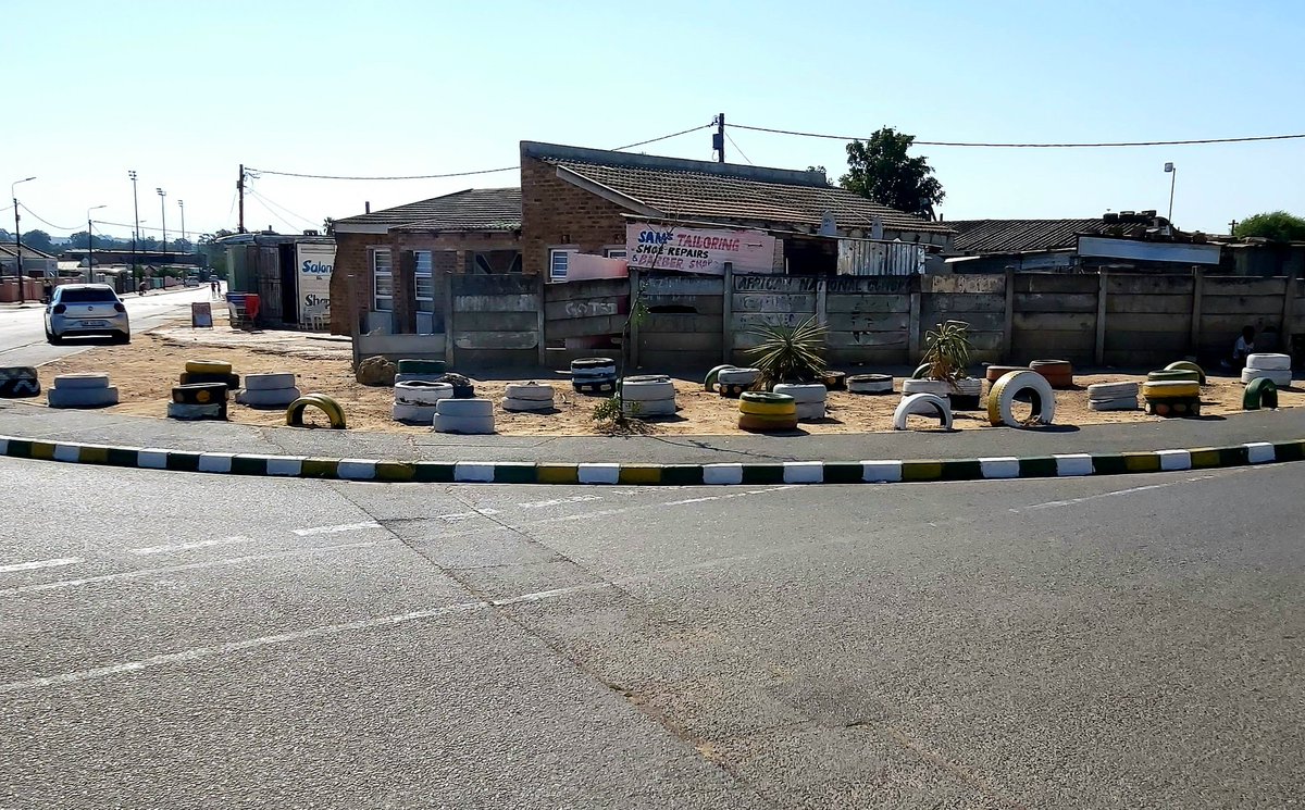 SiyabongaSteng1's tweet photo. From a dump-site to a Arty Vibe..πΊπ»π³
#Mbekweni #StopIllegalDumping #fixmyspace #KasiVibes #myenviromentmyresposbilitiy #itstartswithone https://t.co/qwTN9CRx4r