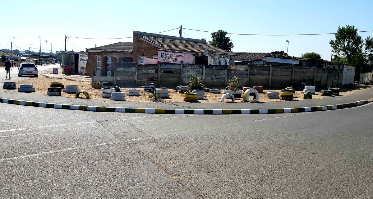 SiyabongaSteng1's tweet photo. From a dump-site to a Arty Vibe..πΊπ»π³
#Mbekweni #StopIllegalDumping #fixmyspace #KasiVibes #myenviromentmyresposbilitiy #itstartswithone https://t.co/qwTN9CRx4r