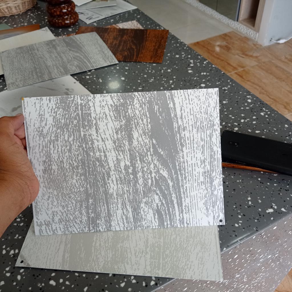 جاد عدن خشابي وديكور 2023 اي لون واي نقشه في العالم او اليمن نعملها وضمان ميه سنه واي تصميم يطبق علا الابواب الحديد او الاستركشر واجهات المولات او المطابخ أو الشباك والقطاعات الخاصه وضمان ميه سنه وسعر جمله الورش المنيوم والمصانع عدن تعز صنعا اب يافع حضرموت المهر