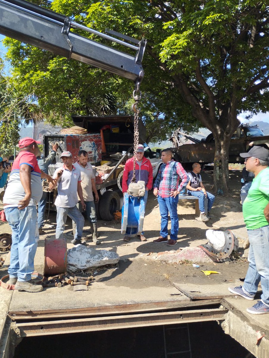 #EnDesarrollo Presidente de Hidrocapital <a href="/harolclemente/">Harol Clemente</a> inspecciona trabajos de mantenimiento correctivo para mejorar el servicio de agua potable a 4.800 habitantes  <a href="/NicolasMaduro/">Nicolás Maduro</a> <a href="/RMarcoTorres/">Rodolfo Marco Torres</a>