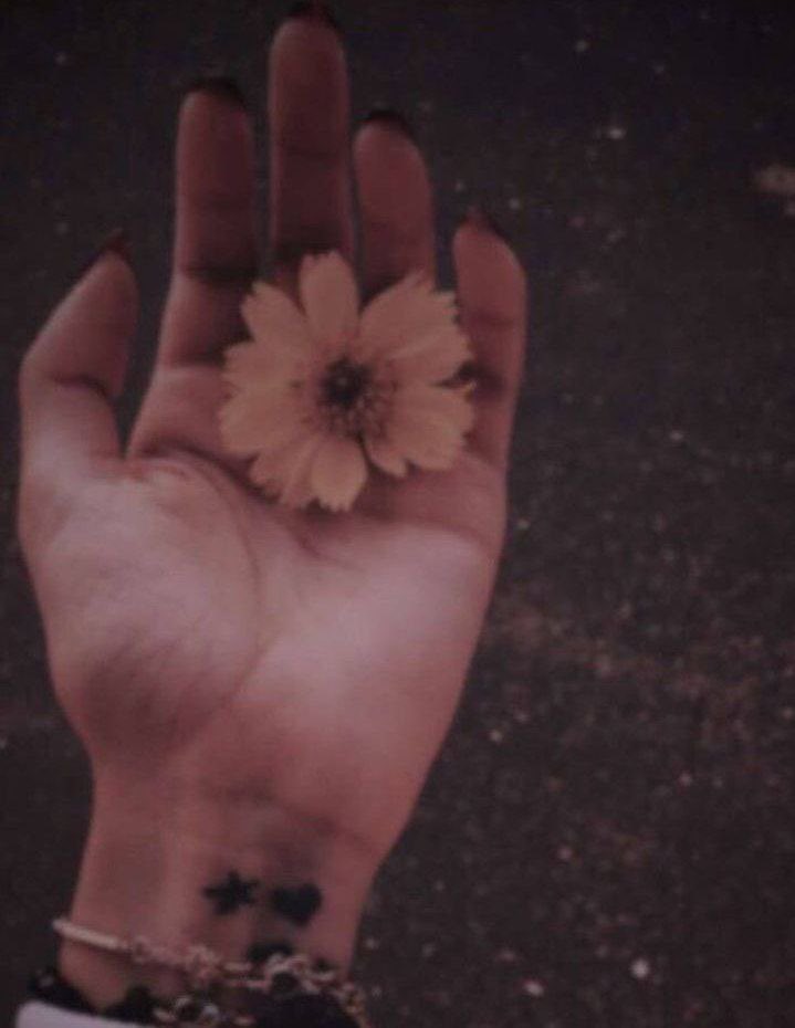 #يوم_الحب

ضع يدك بيَدي وأخبرني ، أن النهاية الأبديّة ليست لي ولك .