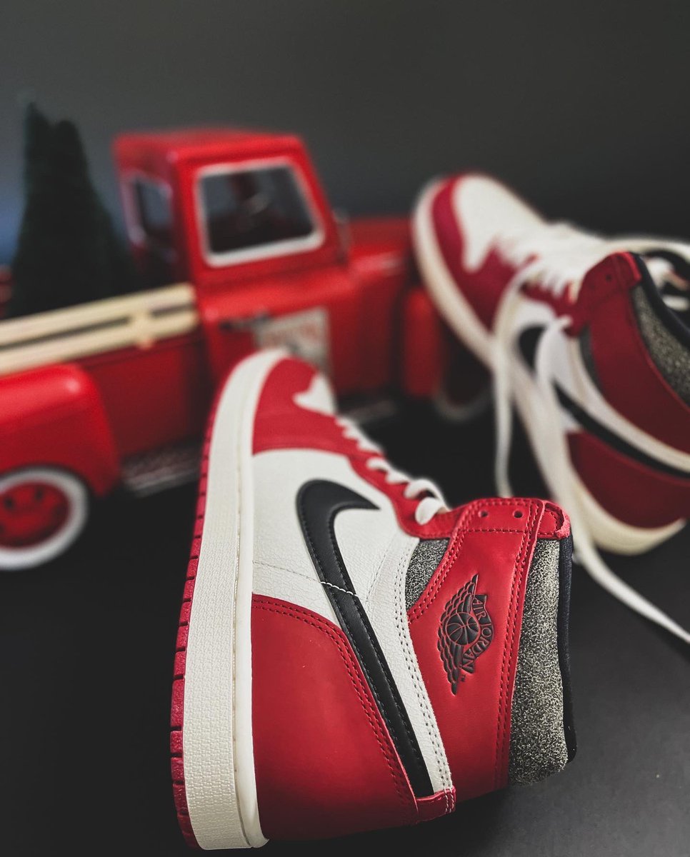 CastroKickz's tweet photo. They were lost, but I found them 🎈 https://t.co/bc0SBCb4VW