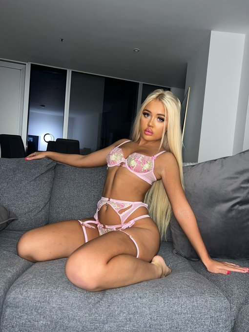 Can i be your valentine?💕 https://t.co/xFVz8Fwjn9