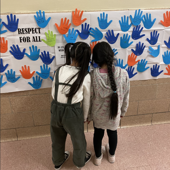 ps131K15's tweet photo. Students are enjoying showing Kindness for "Respect For All Week" by creating cool hands with positive messages for their peers. #HighFiveMonday
@StamatinaH @KarenWatts729 @NYCDOED15 https://t.co/xRIatoSYnY