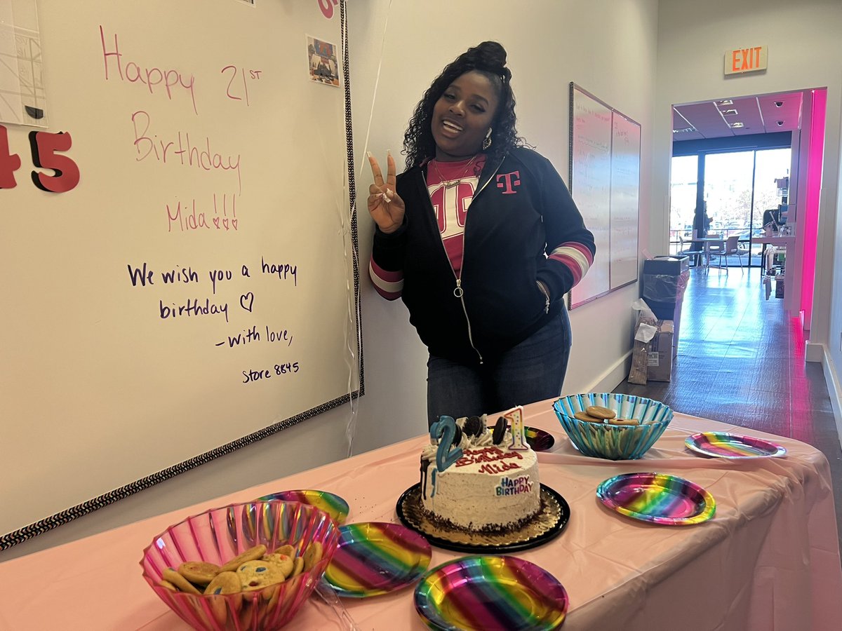 Jeremy_tmo's tweet photo. Happy 21st birthday and 1 year magentaversary to Mida! https://t.co/gLx5w3t5bz