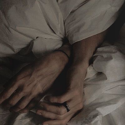 господь приказал любить и быть любимыми, что ж.. 
после столь прекрасного и насыщенного дня, тело требует релаксации в виде горячей ванны и пары нежных рук, скользящих по коже..

надеюсь, каждый из вас получил сегодня, хоть капельку той любви на которую заслуживает.