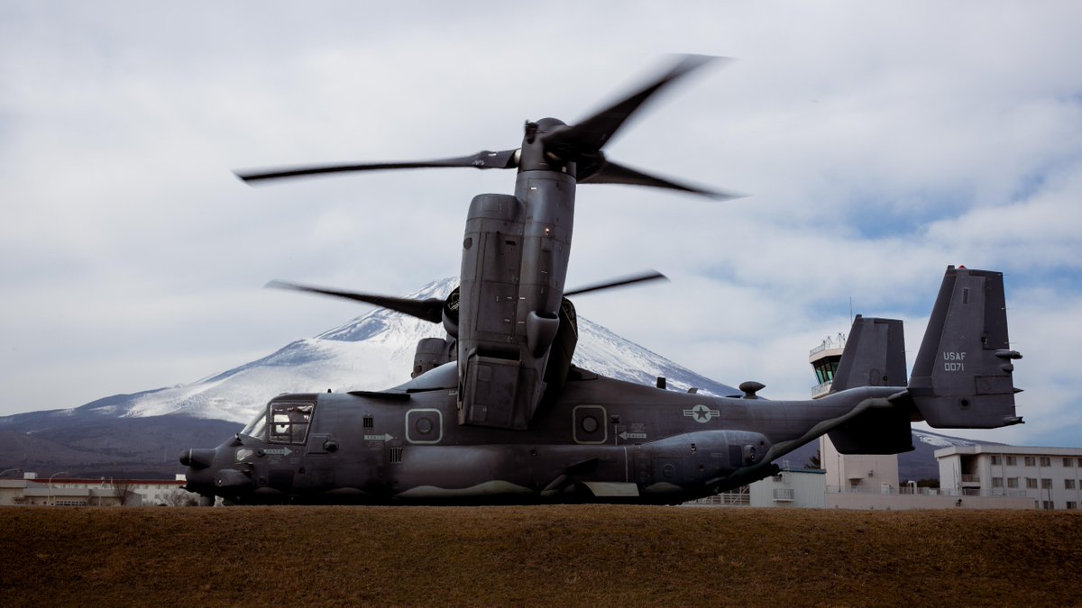 USMC's tweet photo. #Marines assigned to the @3d_Marine_Div conduct on-off drills and simulated casualty evacuations with a @usairforce CV-22 Osprey during Fuji Viper 23.2 at the @catc_campfuji, Feb. 1.
#FujiViper provides Marines operating in Japan with realistic training opportunities.
#USMC https://t.co/dmnK964fIM