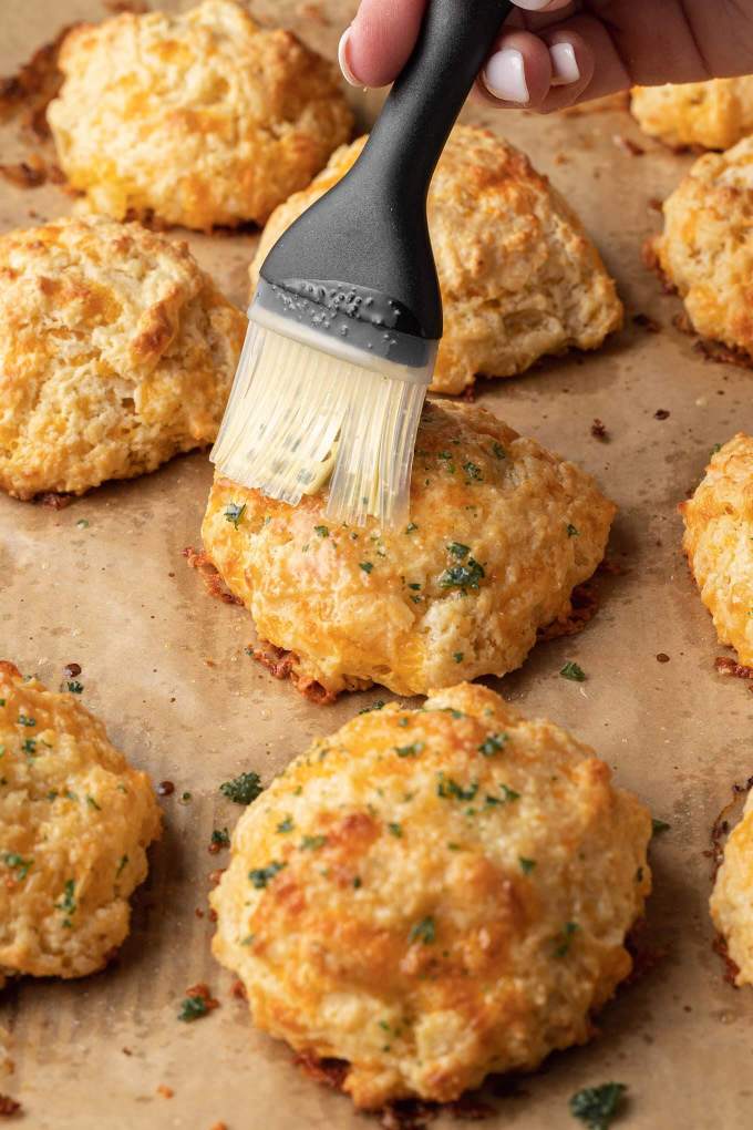 livewellbake's tweet photo. NEW!✨ Copycat Cheddar Bay Biscuits😋 this recipe delivers perfectly flaky, cheesy biscuits every time! Serve them alongside your favorite soup or salad all year long. #cheddarbiscuits #redlobsterbiscuits #garlicbiscuits #baking https://t.co/dfS7fm6OS4 https://t.co/qVIxOeH8IO