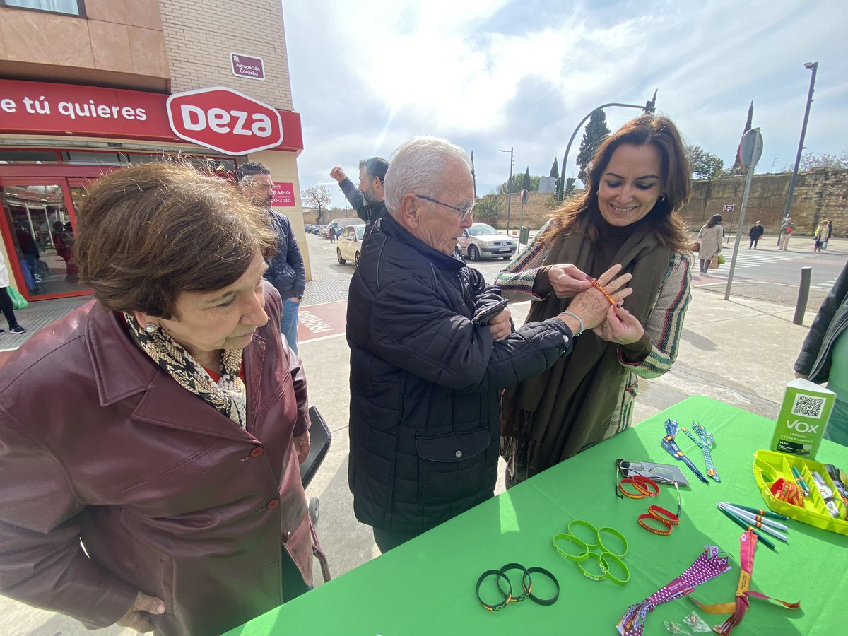 VOXCordobacapi's tweet photo. 🙏🏻Gracias siempre a los vecinos del Marrubial-Ollerías por trasladarnos las necesidades de su barrio. 

🗣 @jimenayolanda: “La suciedad, la inseguridad, los servicios públicos tienen que ser óptimos en nuestros barrios. Vamos a trabajar por y para  ellos”. 

#cuidalotuyo https://t.co/T6x8np3y5Q