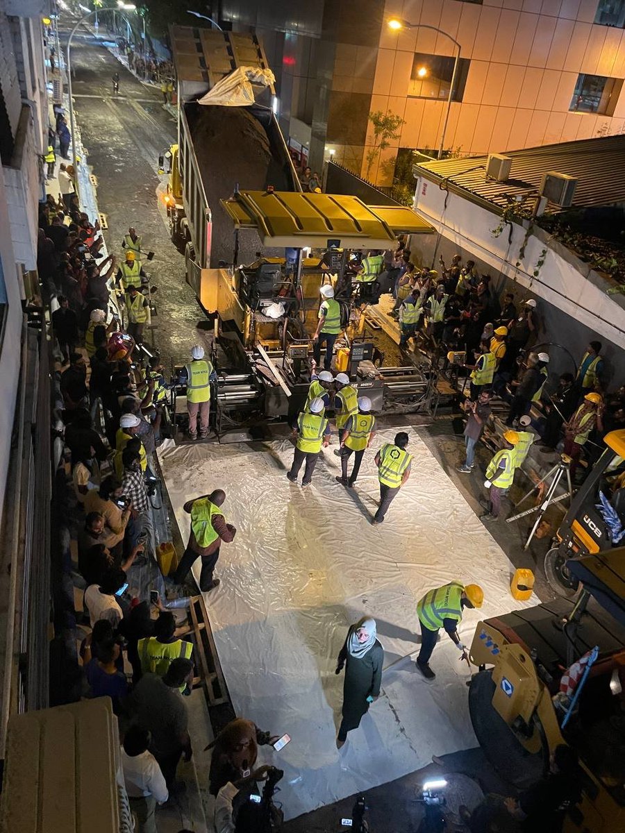 are they breaking a world record … adhi kameh vejiyaaaaa kobaaaa salaamatheh … friday ga ticket haflaaaga thivaahaka dhakan jehey avaskurey dho <a href="/ibusolih/">Ibrahim Mohamed Solih</a>