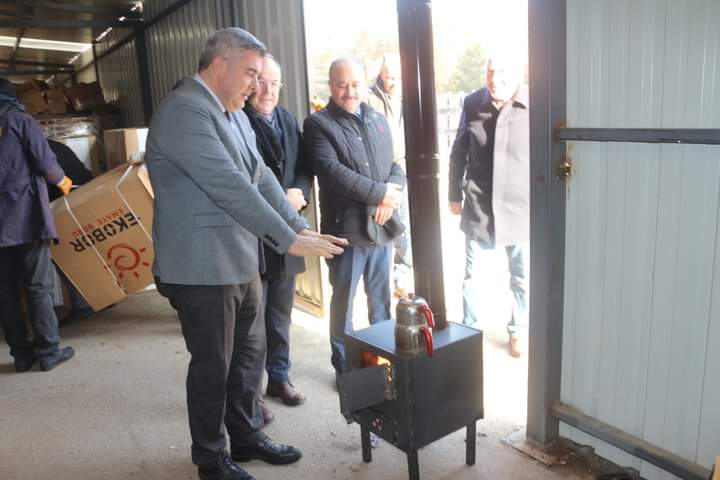 Meslek Liselerimiz Depremzedelerimizin Yaralarını Sarmaya Devam Ediyor… Afyonkarahisar Mesleki ve Teknik Afyonkarahisar Mesleki ve Teknik Anadolu Lisemizin yönetici, öğretmen, usta öğretici ve öğrencileri ile birlikte 500 adet çadır içi borulu soba üretimine devam edilmektedir.