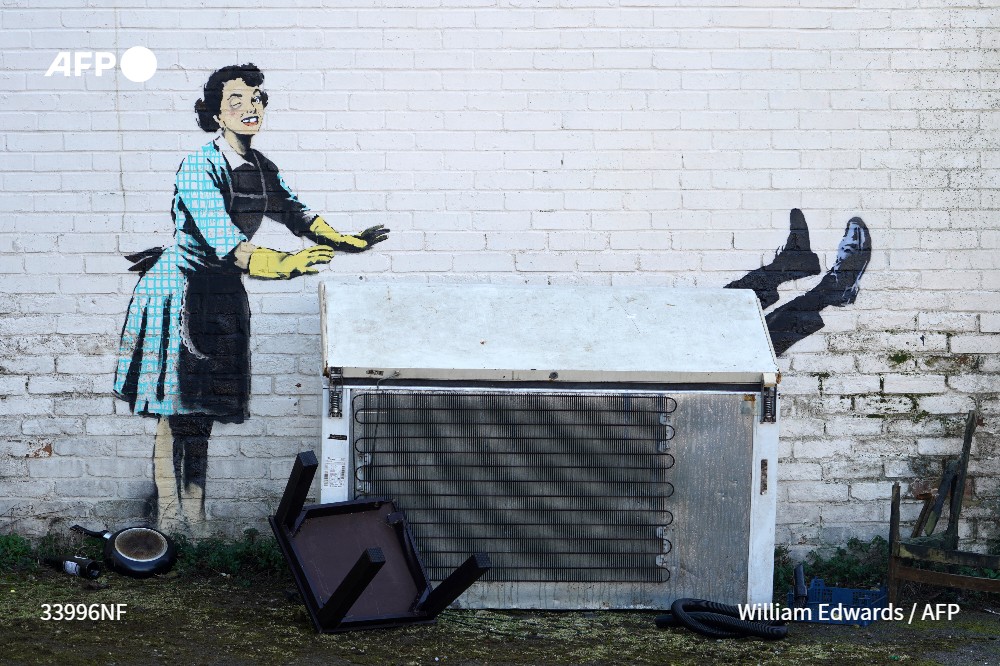 afpfr's tweet photo. L'œuvre aura été encore plus éphémère que la Saint-Valentin : Banksy a dévoilé ce matin une fresque murale sur le thème des violences conjugales dans le sud-est de l'Angleterre, rapidement effacée par des agents de nettoyage #AFP https://t.co/Brcvzv0H9f
