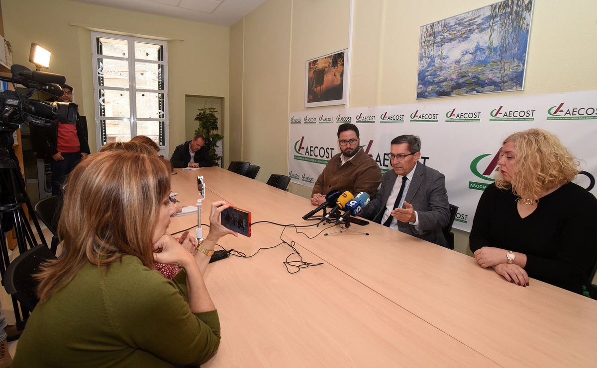 _PepeEntrena's tweet photo. Motril,reunión junto a Flor Almón,con Javier Rubiño,Pte d AECOST (Asociación d Empresarios d l Costa Tropical).Le he pedido apoyo a mi propuesta sobre financiación d desglosado 9 d Rules,80% Gobierno d España y 20% Gobierno Junta.Agradezco su apoyo.¡Máquinas YA! https://t.co/HU8b09a4BU