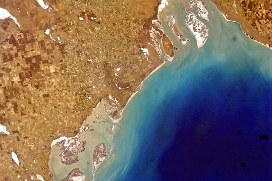 Que maravilla ver a los equipos de <a href="/EarthKAM_Live/">EarthKAM</a> programando la cámara de fotos de la <a href="/Space_Station/">International Space Station</a>. Pronto veremos resultados como el ejemplo. Gracias a todos los colegios de <a href="/spaceastur/">Spaceastur</a> por su participación.