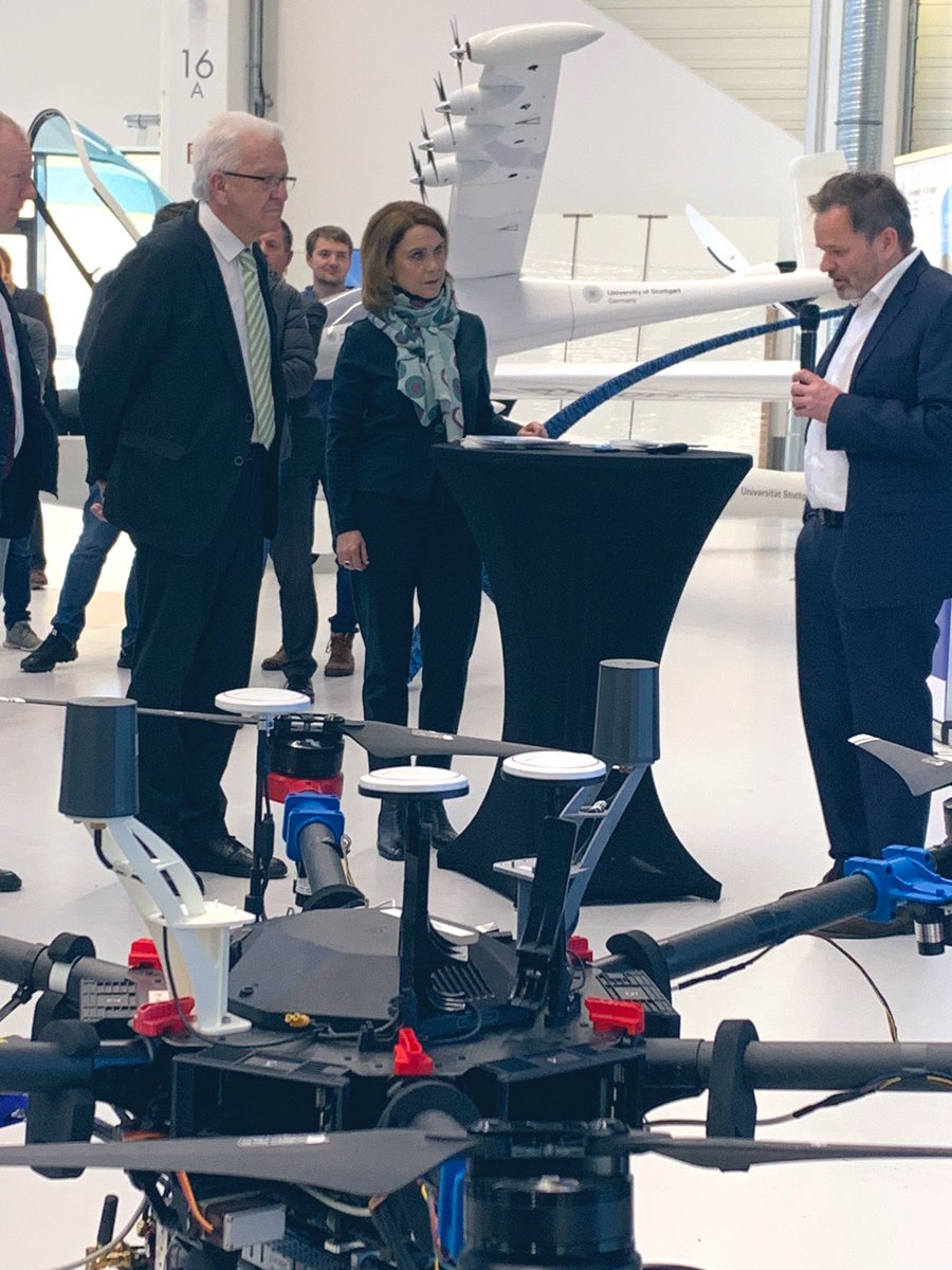 Uni_Stuttgart's tweet photo. Elektrisches und automatisiertes Fliegen sind derzeit wichtige Trends in der #Luftfahrtforschung. Bei der #ScienceRallyeBW sehen MP #Kretschman und Wiss.-Ministerin #Olschowski an der #UniStuttgart ein #Testfeld für elektrisches und autonomes #Fliegen an. @RegierungBW @mwk__bw https://t.co/DKBfL3Ret0