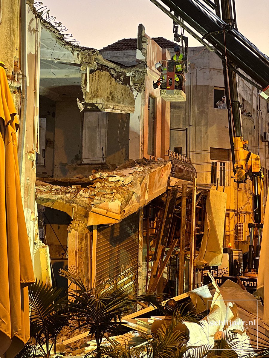 schlijperisrael's tweet photo. In Tel Aviv we don’t need an earthquake for buildings to collapse:
This building at Levinsky/HaMashbir was in the process of preservation and was supposed to get 5 extra floors.
14 02 2023 17:40 #TelAviv #Levinsky https://t.co/3166f4VYgu