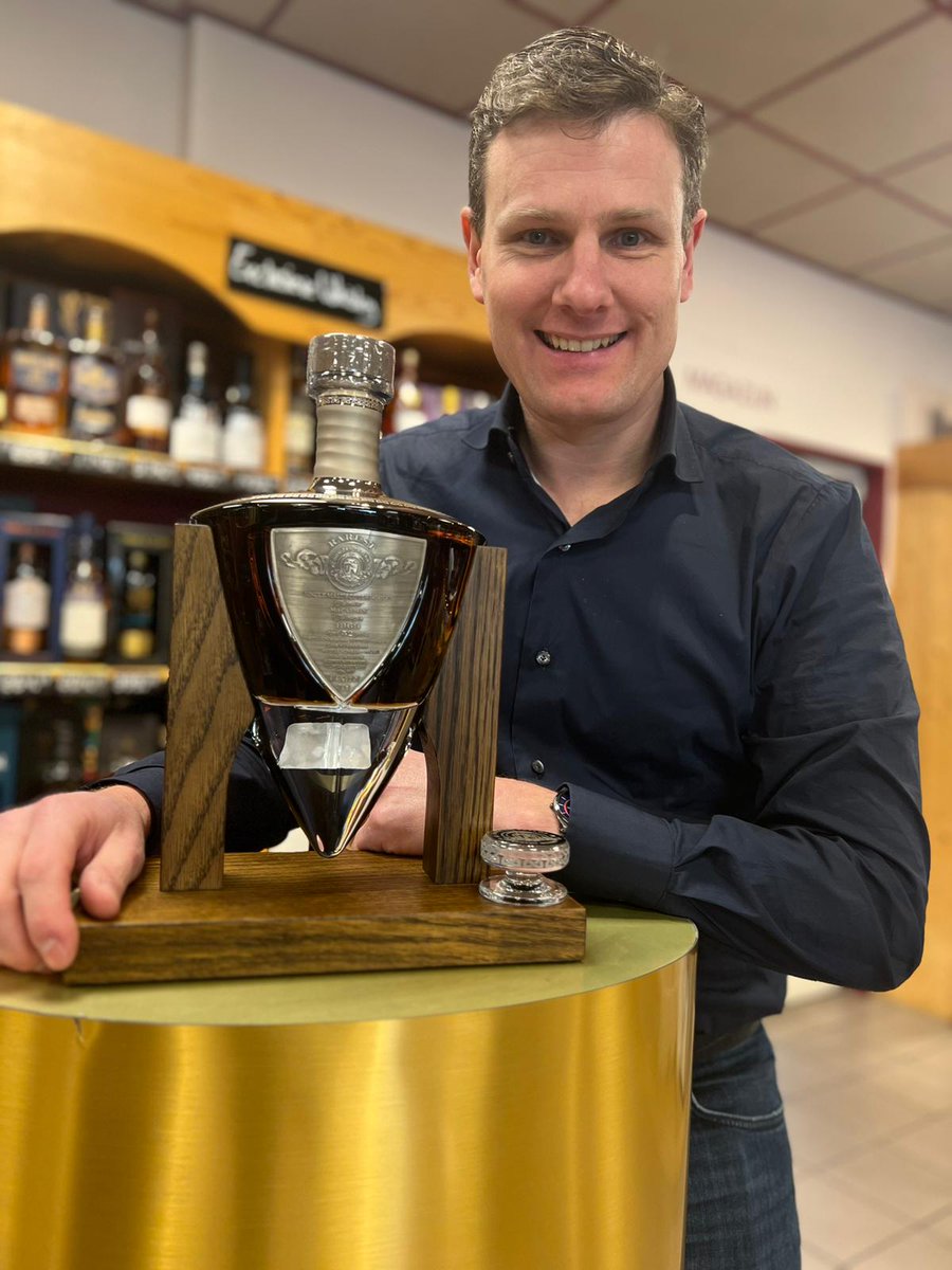 Hallo whiskyliefhebbers,

Vandaag hebben wij deze prachtige fles mogen afleveren bij Berendsen in Enschede! Het gaat om de Duncan Taylor "The Rarest Collection" Macallan 52YO uit 1969. Superexclusier!

Proost!