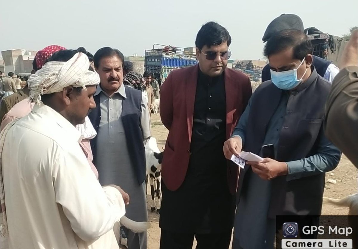 Pcmmdc's tweet image. پنجاب کیٹل مارکیٹ کمپنی کے چیف ایگزیکٹو آفیسر عبدالطیف خان نے خانیوال مویشی منڈی کا دورہ کیا۔چیف آپریٹنگ آفیسر ملتان ڈویژن حسیب رازق کھیتران نے آپریشنل امور، کورونا وائرس اور لمپی سکن بیماری کی روک تھام کیلئے کیے گئے اقدامات پر بریفنگ دی۔  1/3 #lgcd
#govtofpunjabpk