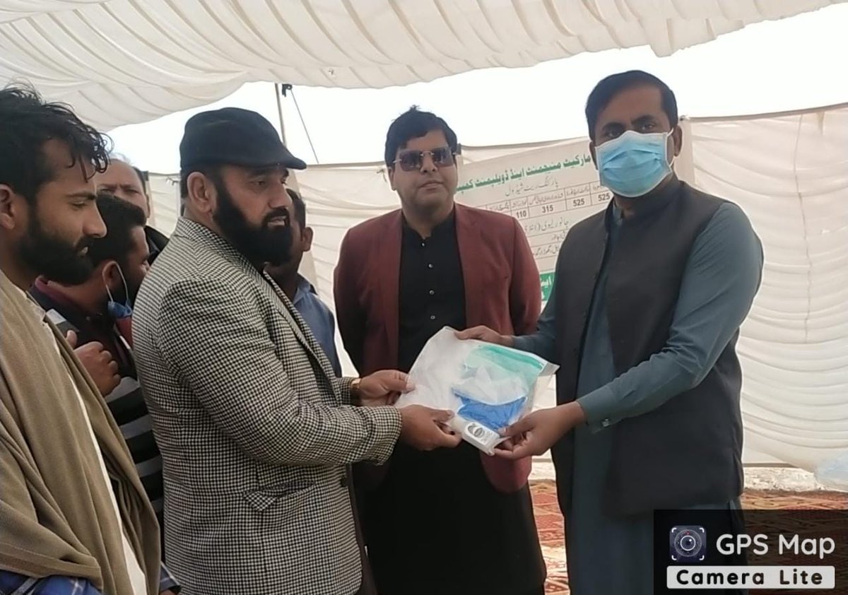 Pcmmdc's tweet image. پنجاب کیٹل مارکیٹ کمپنی کے چیف ایگزیکٹو آفیسر عبدالطیف خان نے خانیوال مویشی منڈی کا دورہ کیا۔چیف آپریٹنگ آفیسر ملتان ڈویژن حسیب رازق کھیتران نے آپریشنل امور، کورونا وائرس اور لمپی سکن بیماری کی روک تھام کیلئے کیے گئے اقدامات پر بریفنگ دی۔  1/3 #lgcd
#govtofpunjabpk