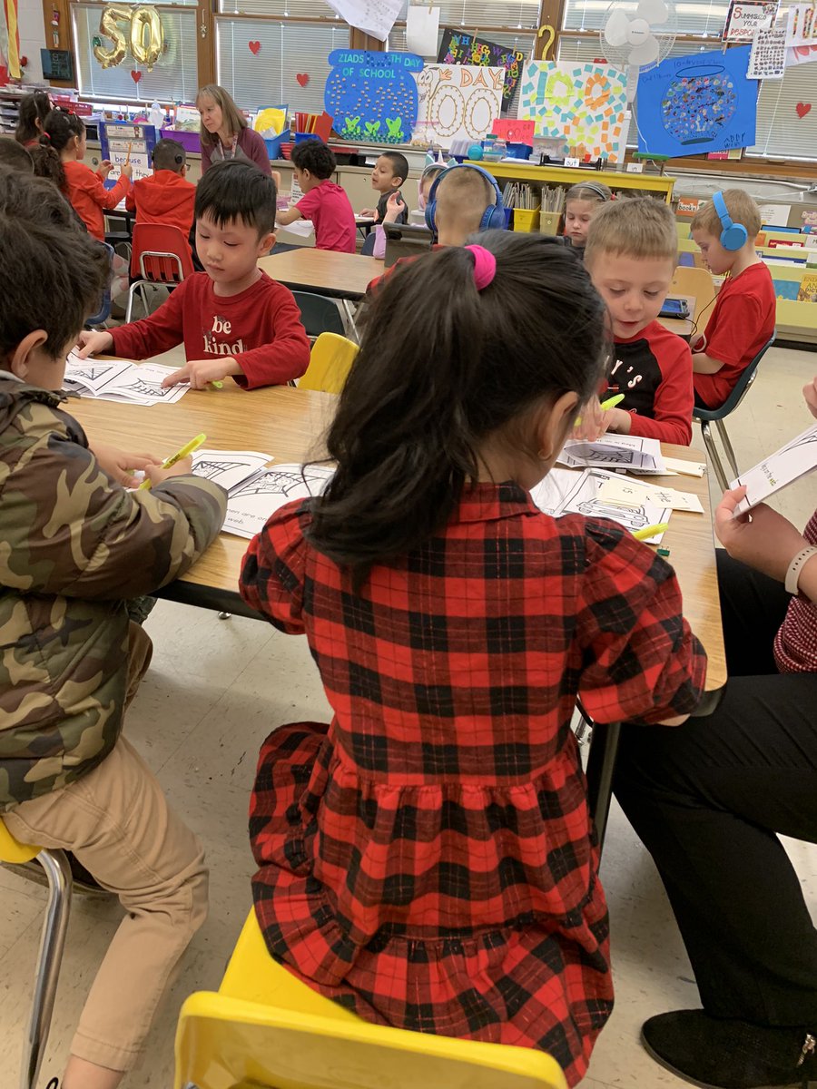 PCSDdentzler's tweet photo. Great day in kindergarten as Mrs. Kelly is working with students on short e and reading from a text. #PCSDProud #Dentzlereagles #ReadingEveryDay https://t.co/0yGn7dzwGe