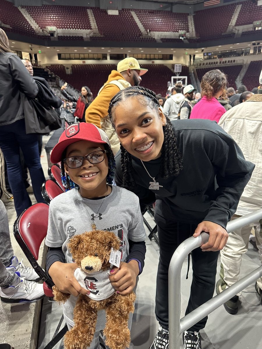 BasketballMom78's tweet photo. My Girls @DekotaSmith2 had a blast!!! We will never forget this day!! Thank you @ZiaCooke &amp; @TeamCooke3 for helping make this happen!!! We appreciate you guys!!! #419 ❤️🏀🙏🏽🐔 https://t.co/0YPe2ALHVR