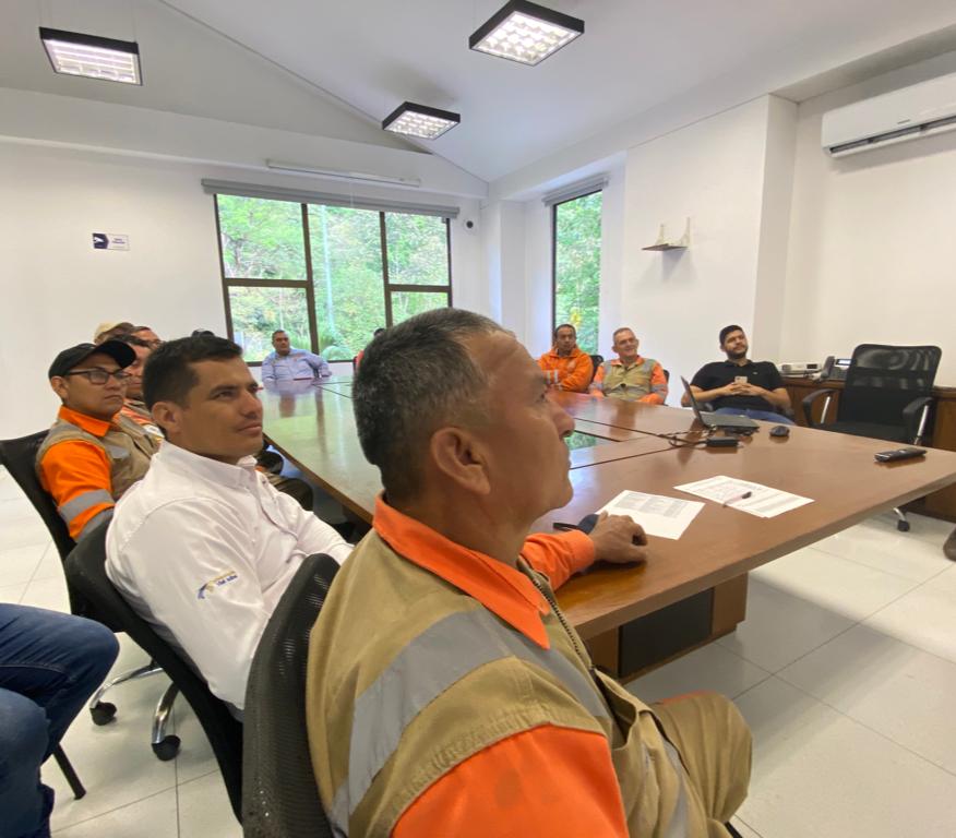 CoviandinaSAS's tweet photo. #ActorVialResponsable "Manejo Defensivo" fue el nombre de la capacitación recibida por conductores de Coviandina con la finalidad de evitar siniestros viales en el corredor vial Bogotá-Villavicencio. ¡Su Seguridad es Nuestra Prioridad! #713. https://t.co/ah0yVnfWo4