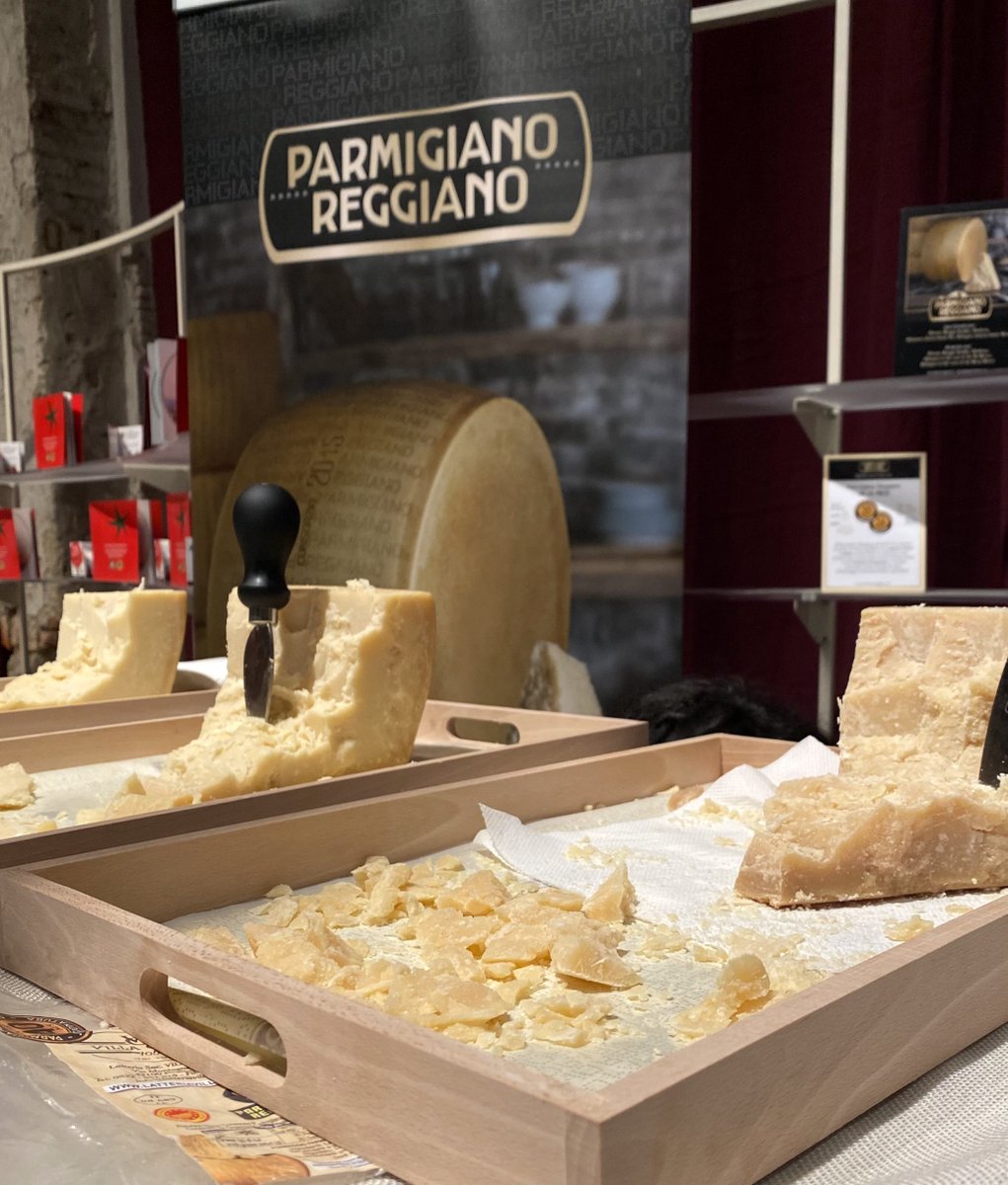 chianticlassico's tweet image. Si concludono così un ciclo di seminari insieme agli "Amici della Collection" alla scoperta di alcune delle eccellenze del food italiano:
Mozzarella di #Bufala Campana DOP, #Parmigiano Reggiano DOP, Aceto #Balsamico di Modena IGP.

#CCC23 #ChiantiClassico #GalloNero