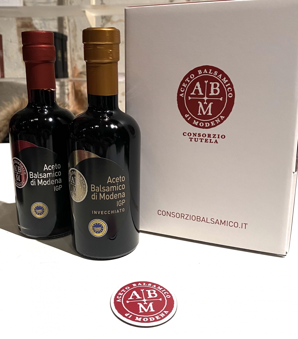 chianticlassico's tweet image. Si concludono così un ciclo di seminari insieme agli "Amici della Collection" alla scoperta di alcune delle eccellenze del food italiano:
Mozzarella di #Bufala Campana DOP, #Parmigiano Reggiano DOP, Aceto #Balsamico di Modena IGP.

#CCC23 #ChiantiClassico #GalloNero