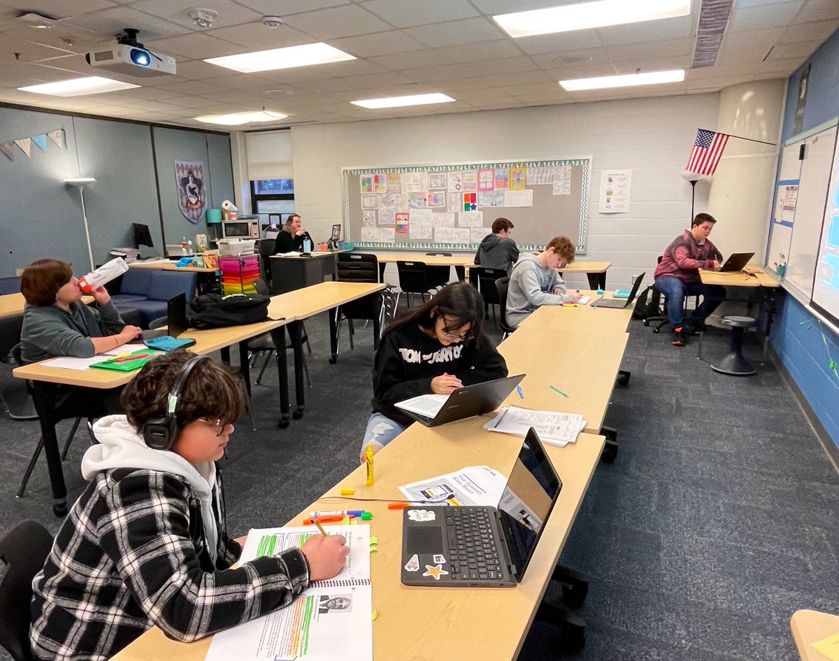 OMS8thTchr's tweet photo. @OMSKnights 8th grade ELA engaged in blended learning w/ Human Spirit Unit content & White Rose Essay research. π― team effort. #bvela #dialedin #blendedlearning #researchers https://t.co/e7TnCFMu8Q